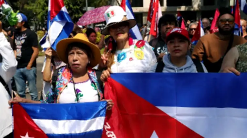 Manifestantes se solidarizan con Cuba frente a embajada en Ciudad de México
