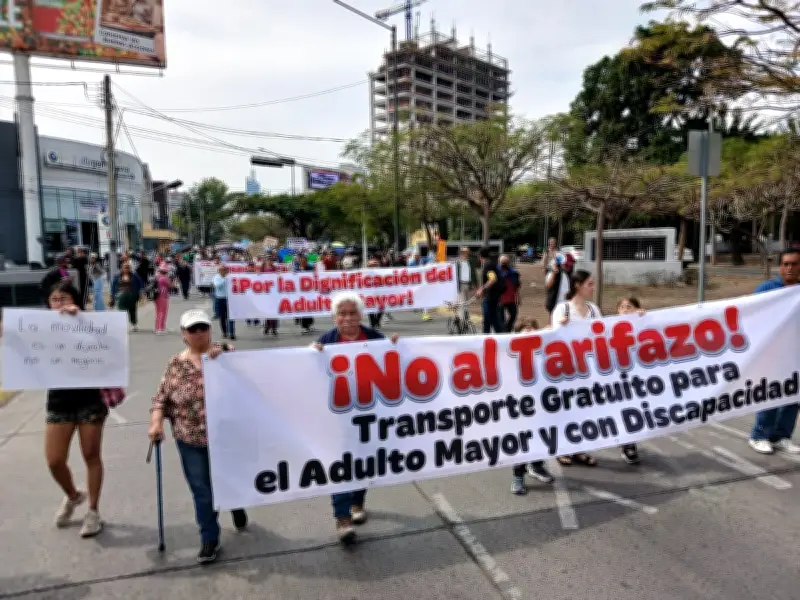 Marcha en Guadalajara exige frenar tarifazo y pide pase gratuito para adultos mayores