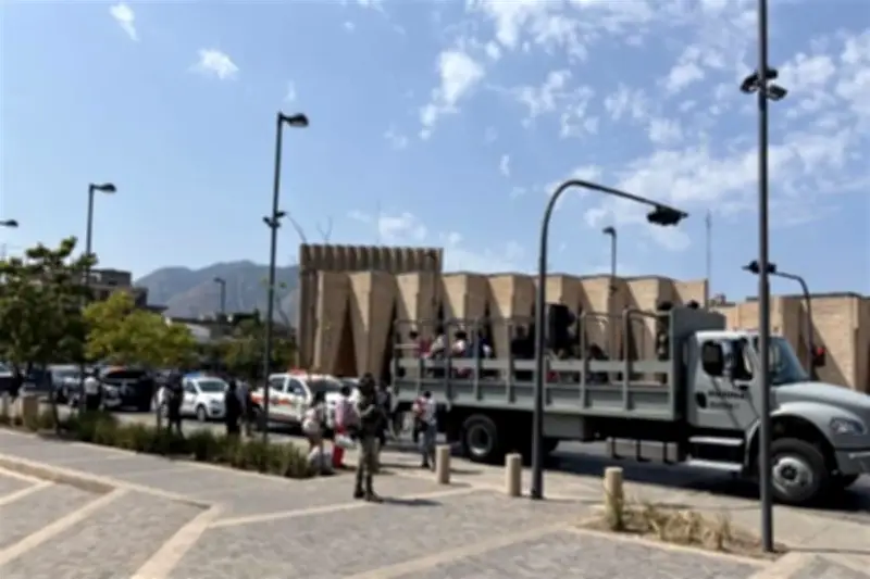 Marina de México evacúa a civiles atrapados por violencia en Nayarit