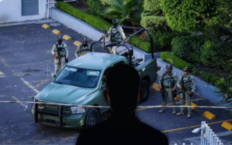 Marina detiene a ocho presuntos del CNG en Puerto Vallarta tras hallazgo de arsenal