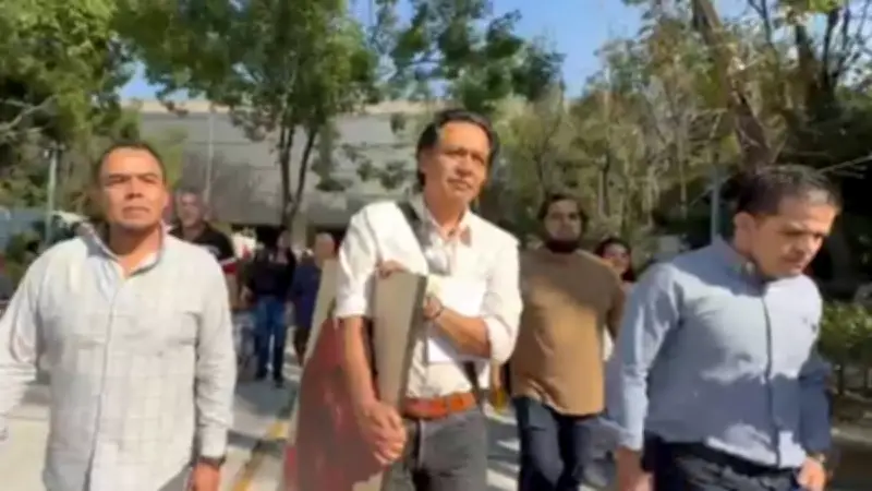 Marx Arriaga abandona la SEP tras cuatro días atrincherado en su oficina