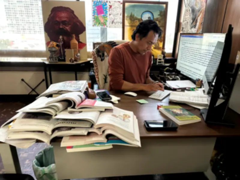 Marx Arriaga acusa que pidieron eliminar temas históricos como Ayotzinapa de libros de texto