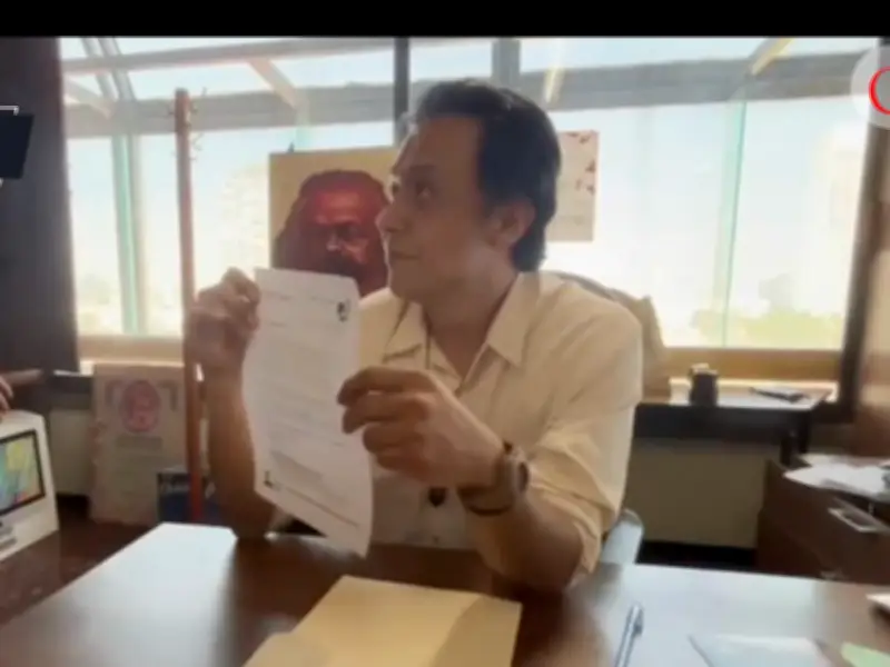 Marx Arriaga recibe oficio para abandonar la SEP tras cinco días de resistencia