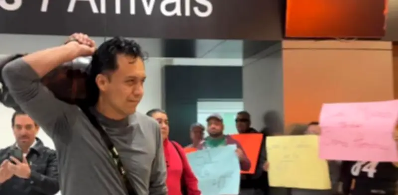 Marx Arriaga regresa a Ciudad Juárez entre protestas por su gestión en la SEP