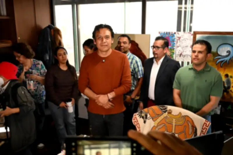 Marx Arriaga se atrinchera en oficina de la SEP y transmite en vivo tras destitución