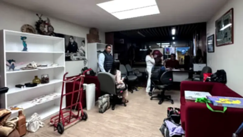 Marx Arriaga se niega a abandonar su oficina en la SEP tras destitución, exige documento oficial