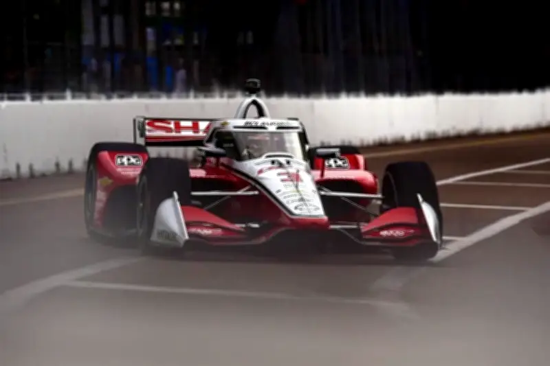 McLaughlin Domina Prácticas en San Petersburgo, Ward Finaliza en 12°