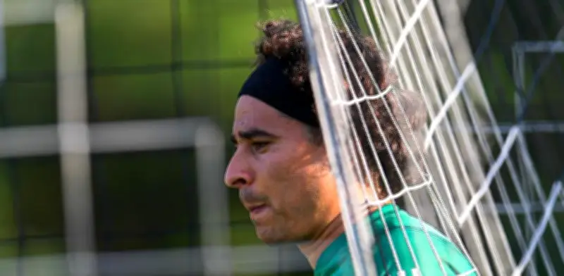 Memo Ochoa queda fuera de la convocatoria del AEL Limassol por suspensión