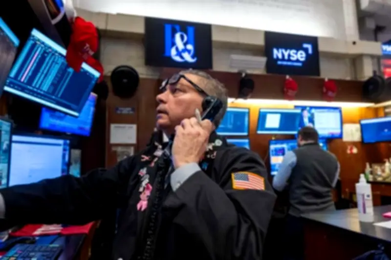 Mercados de Estados Unidos cierran con pérdidas moderadas tras jornada volátil