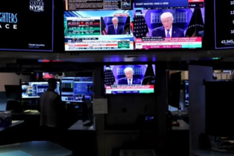 Mercados de EU se desploman tras anuncio de alza de arancel global