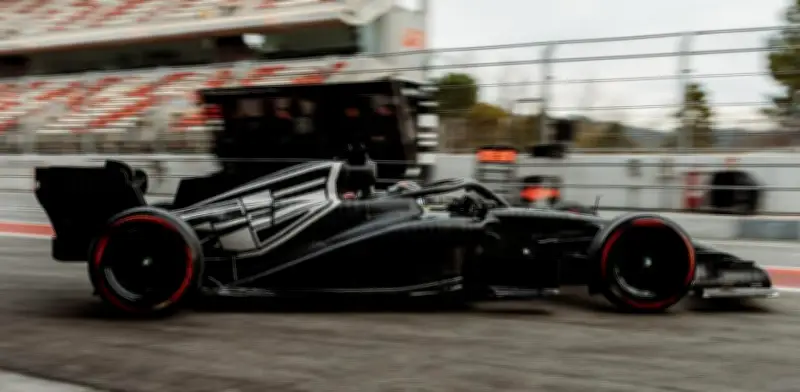 Michael Bay demanda a Cadillac por plagio en anuncio del Super Bowl LX con Checo Pérez