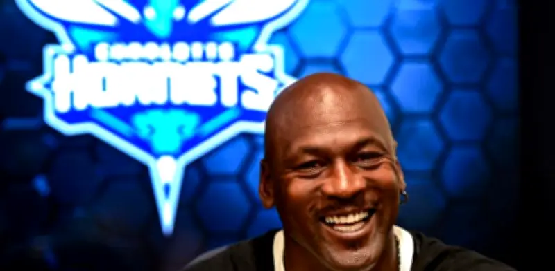 Michael Jordan enfrenta críticas por video con menor durante celebración de Daytona 500