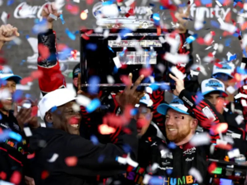 Michael Jordan llora de emoción tras triunfo histórico de su equipo 23XI en las 500 Millas de Daytona