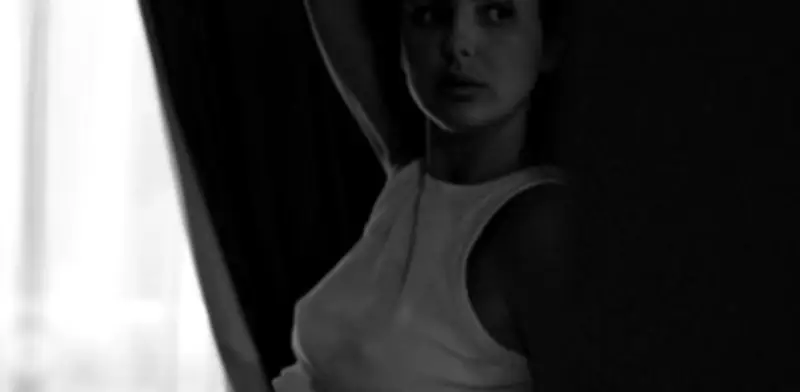 Michelle Renaud exhibe su embarazo desnuda y recibe críticas en redes sociales