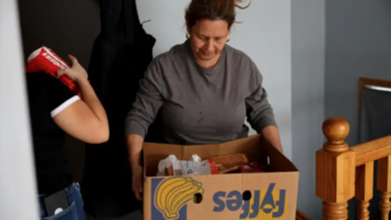 Migrantes en Chicago adoptan compras nocturnas y toque de queda ante redadas de ICE