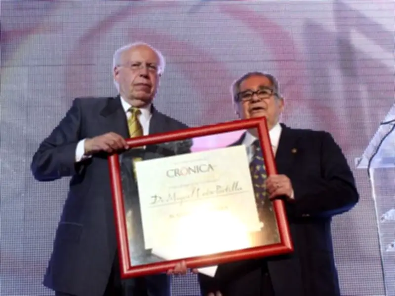 Miguel León-Portilla recibe Premio Crónica y aboga por educación y lenguas indígenas