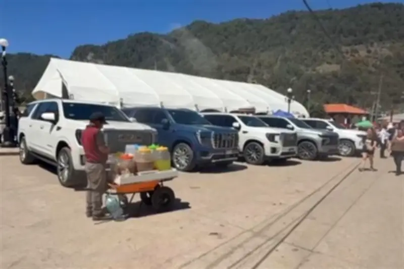 Ministros de SCJN viajan en camionetas de lujo en Chiapas, generan polémica
