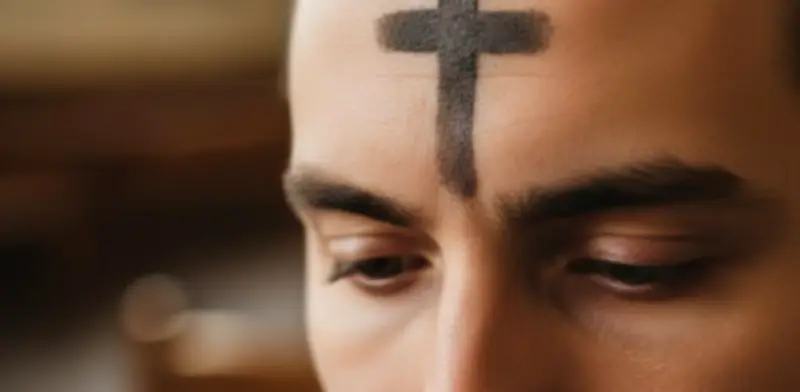 Miércoles de Ceniza 2026: El profundo significado de la cruz de ceniza en la frente