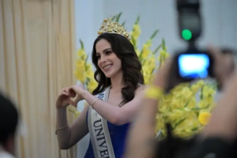 Miss Universo sufre descompensación durante desfile en Ecuador, generando preocupación