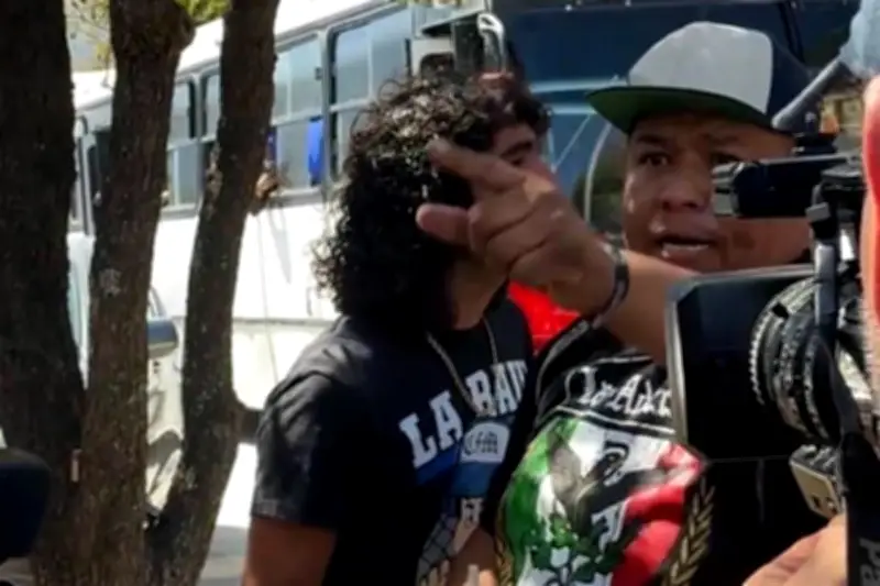 Momento de tensión entre aficionados de Rayados durante protesta en el estadio
