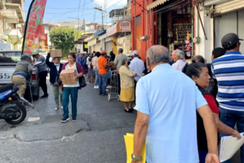 Morenista cierra calle en Guerrero para repartir despensas, generando polémica