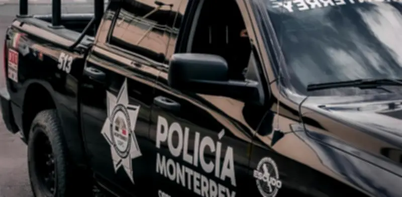 Motociclista atropella a adulto mayor en Monterrey y huye del lugar; testigos captan placas