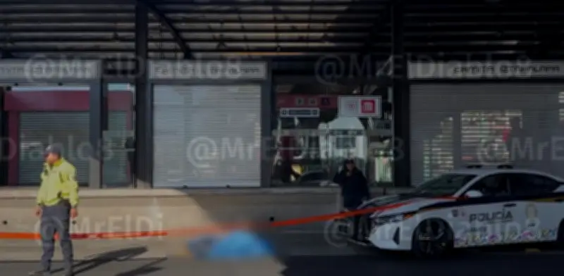 Motociclista sale 'volando' y muere al caer desde puente en Iztapalapa