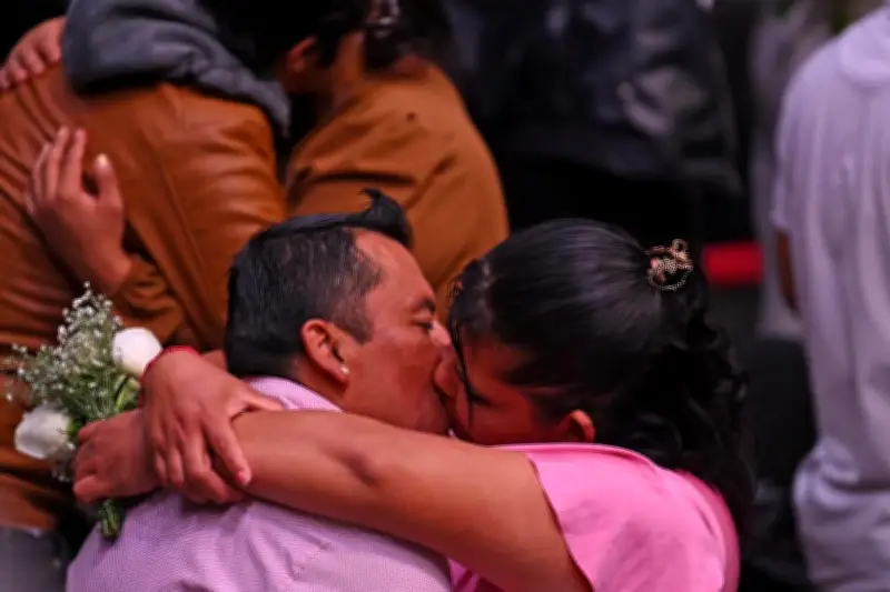 Más de 2,300 parejas sellan su amor en boda colectiva del 14 de febrero en CDMX
