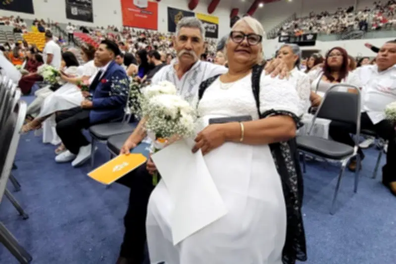 Más de 2,500 parejas formalizan su amor en emotiva ceremonia colectiva