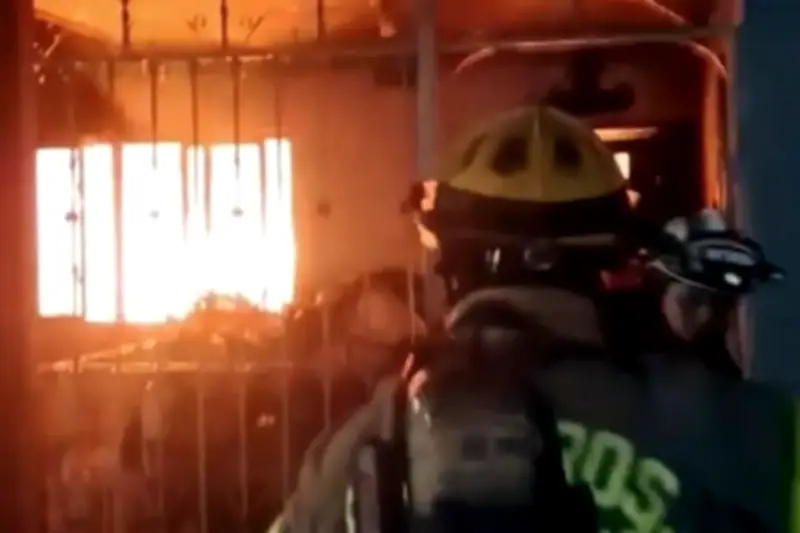 Mujer fallece en incendio de vivienda en Monterrey; investigan causas del siniestro