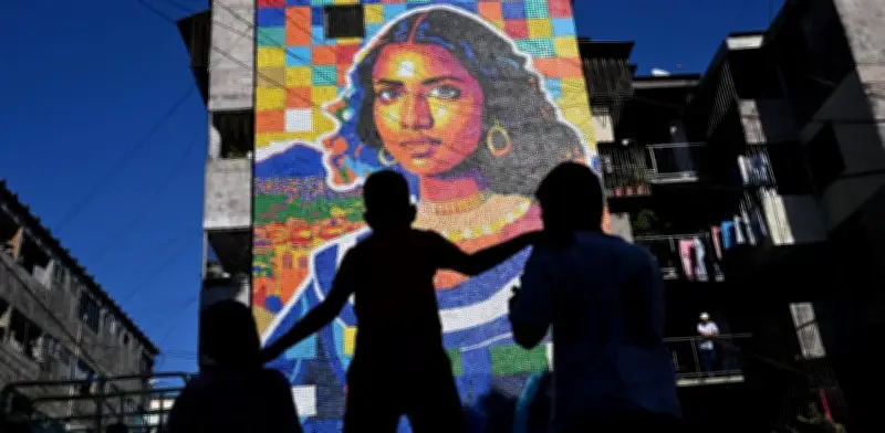 Mural de La Gioconda con 100 mil tapas plásticas renace en El Salvador