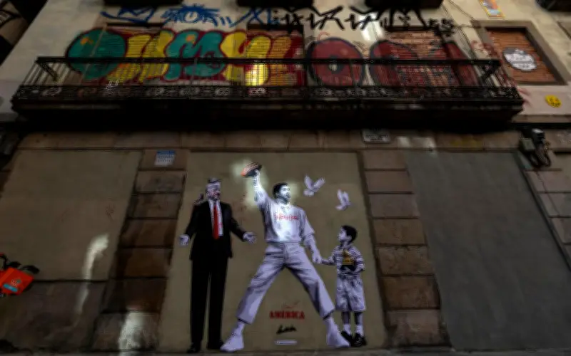 Mural en Barcelona une a Bad Bunny y niño detenido por ICE en crítica a Trump