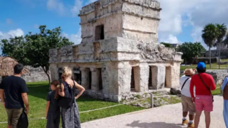 México recibe más turistas en diciembre 2025, pero gastan menos por persona