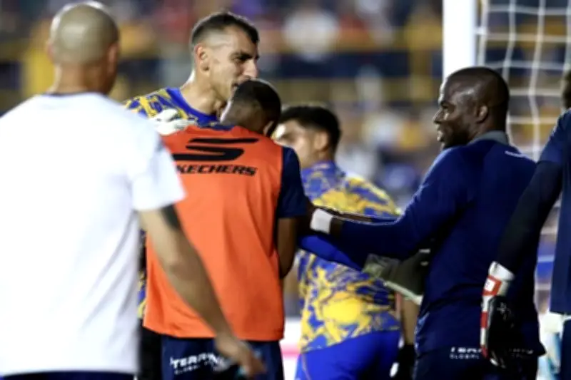 Nahuel Guzmán saluda a excompañeros Valencia y Quiñones en el Universitario