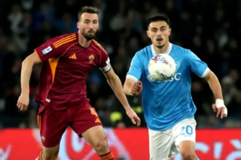 Napoli y Roma empatan en Serie A, manteniéndose en zona de Champions