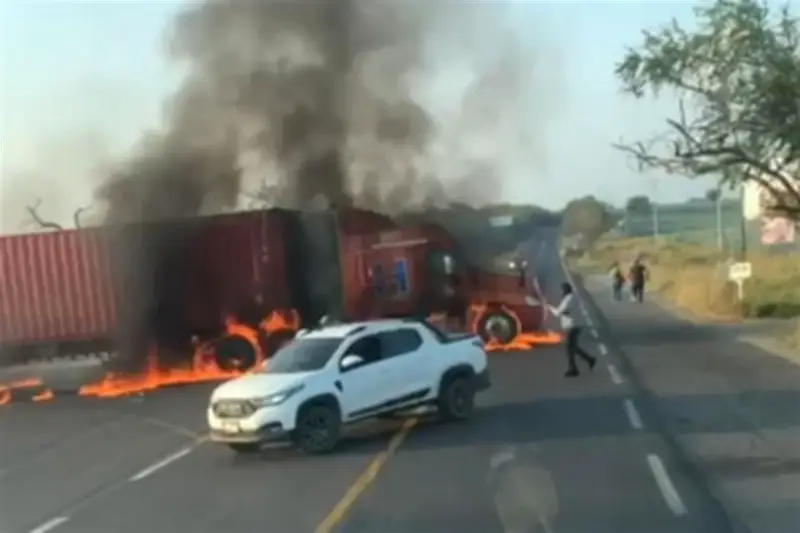 Narcobloqueos se extienden a Michoacán tras operativo de seguridad federal