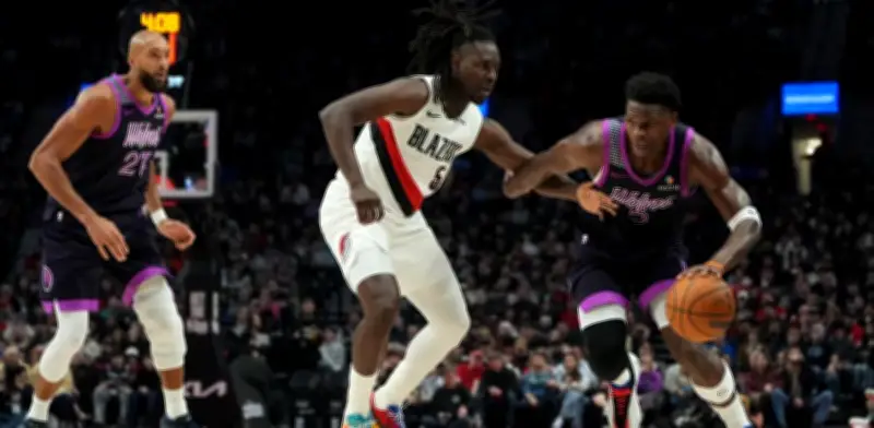 NBA multa con 25 mil dólares a Anthony Edwards por lanzar balón a gradas