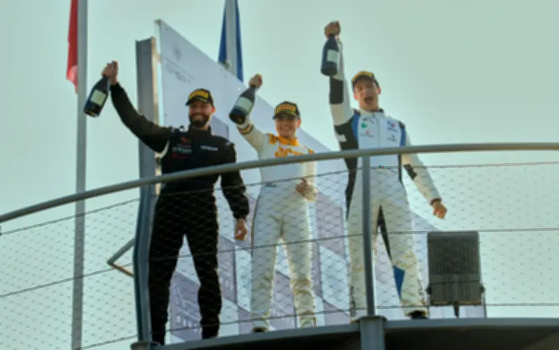 Netflix estrena hoy 'Motorvalley' y 'Ahí estoy yo': Serie y película imperdibles