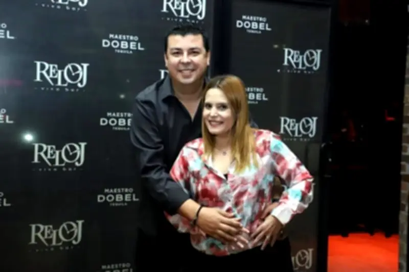 Noche de Amigos: Celebración Social Reúne a Personalidades en Evento Fotográfico