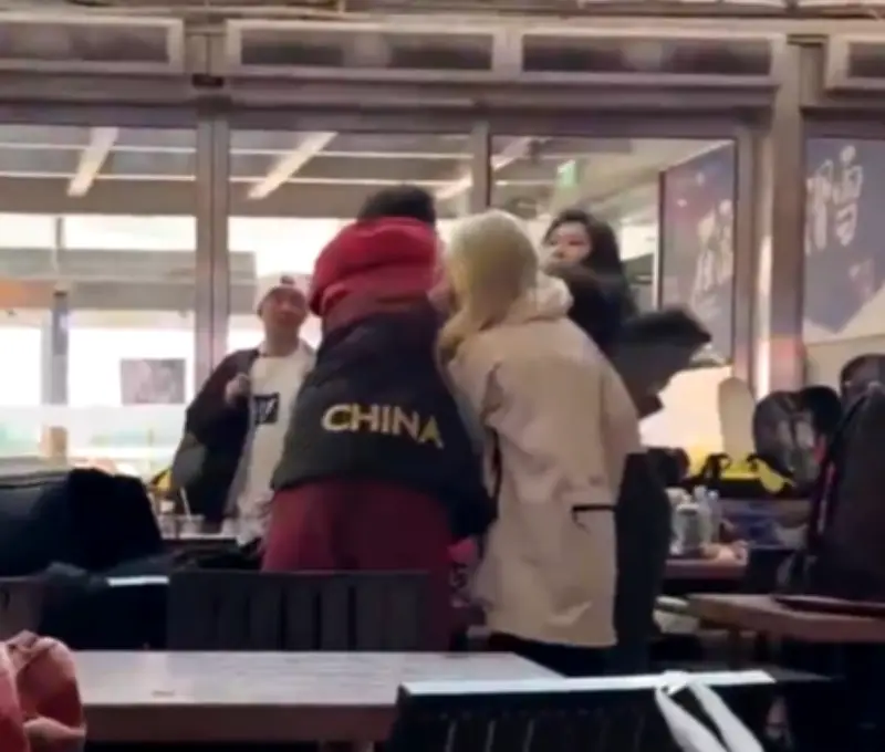 Novia sorprende a deportista chino con su amante y desata trifulca en restaurante