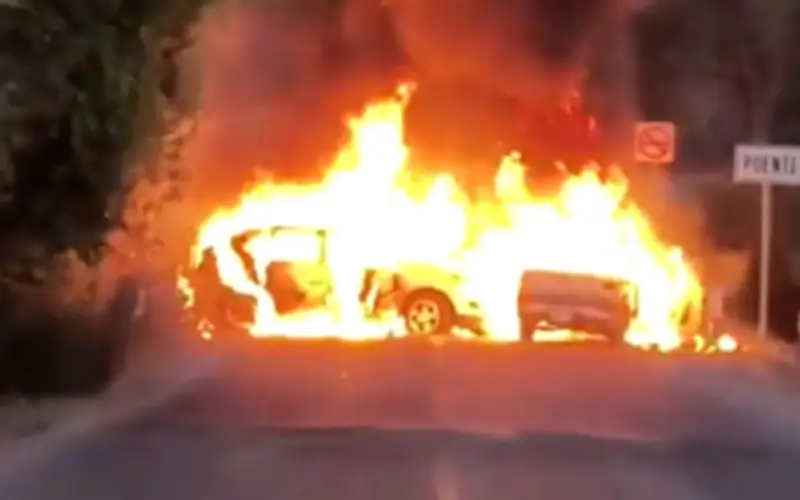 Nuevos bloqueos y vehículos incendiados en Autlán tras abatimiento de 'El Mencho'