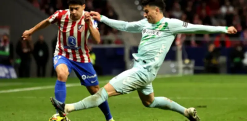 Obed Vargas, el refuerzo mexicano del Atlético, sigue sin minutos mientras Lookman y Sorloth brillan