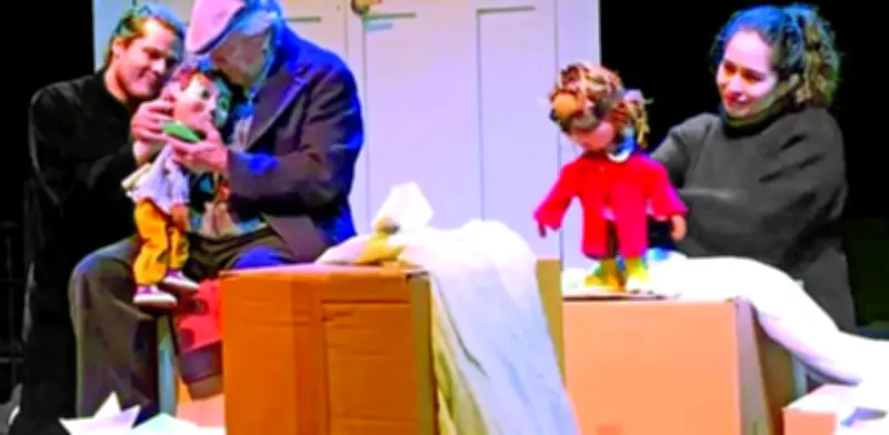 Obra 'Aprender y olvidar' explora el Alzheimer con títeres y actuación única