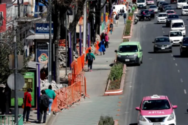 Obstáculos en Banqueta de Calzada de Tlalpan Generan Riesgo para Peatones