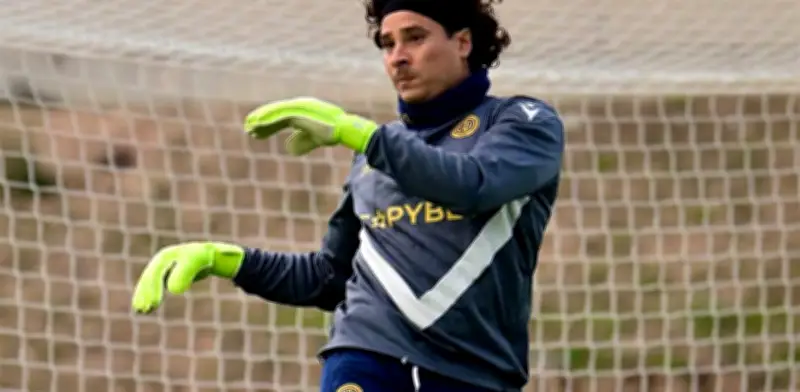 Ochoa en la Mira: Goleada en Chipre Cuestiona su Lugar para el Mundial 2026