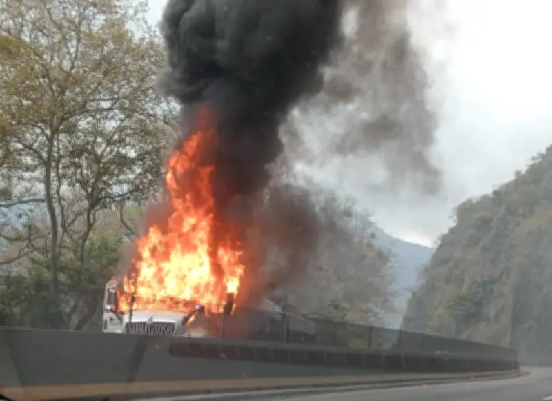 Ola de Narcobloqueos en Veracruz: Incendian Tráileres y Bloquean Carreteras en Múltiples Regiones