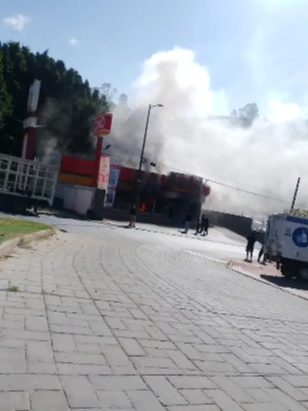 Ola de Narcoviolencia en Guanajuato: Queman Oxxos, Farmacias y Vehículos en Siete Municipios