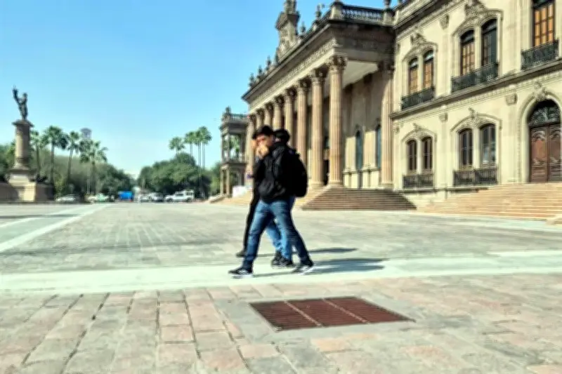 Olor a Drenaje Inunda el Centro Histórico de Monterrey, Vecinos Exigen Soluciones