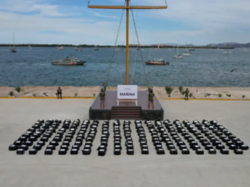 Operación binacional asegura 188 bultos de cocaína en aguas del Pacífico mexicano