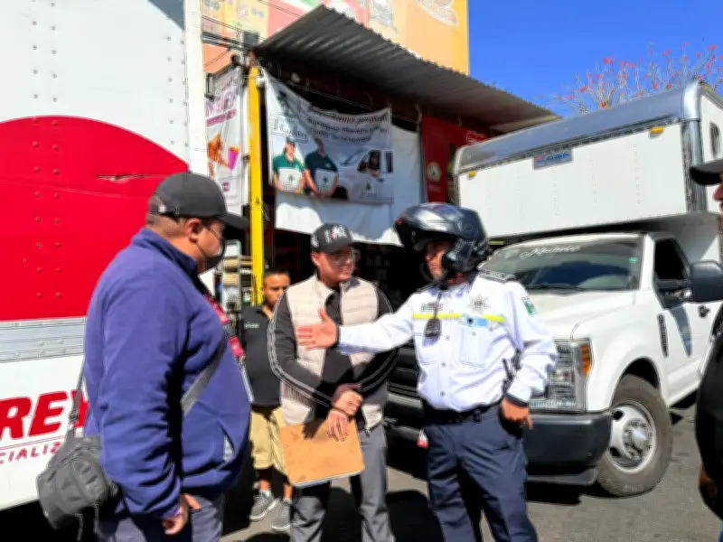 Operativo en Tlalnepantla libera vialidades y aplica multas a vehículos irregulares